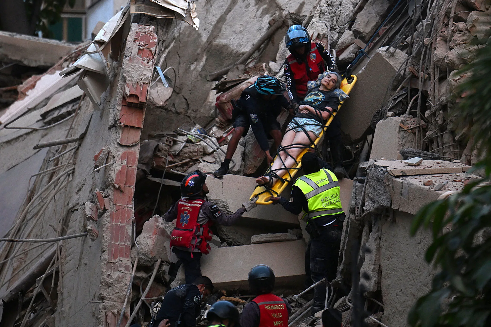Deadly Venezuela Earthquakes Leave Hundreds Dead as Global Rescue Efforts Intensify